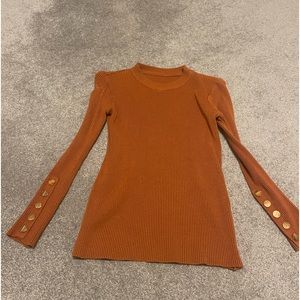Shirt with round buttons for details
